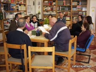 Mayores dependientes en la biblioteca